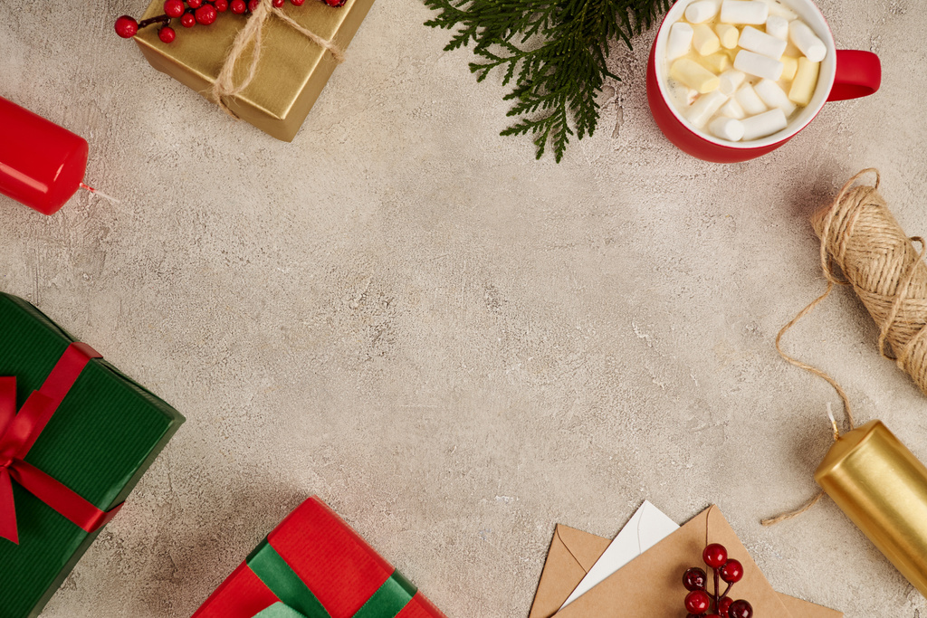 lijst met kleurrijke gedecoreerde geschenkdozen en warme chocolademelk met marshmallow, kerstcompositie - Foto, afbeelding