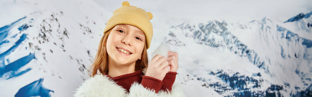 vorpubertierendes süßes Mädchen mit Schnee in den Händen, fröhlich lächelnd in die Kamera, Mode und Stil, Banner - Foto, Bild