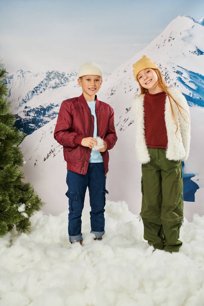 préadolescent adorables enfants en tenue d'hiver debout sur la neige souriant à la caméra, concept de mode - Photo, image