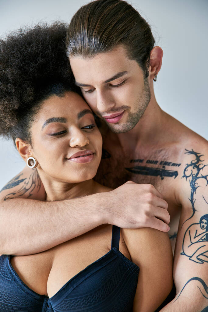 attraente giovane fidanzato multiculturale e fidanzata in biancheria intima abbracciare calorosamente, insieme - Foto, immagini