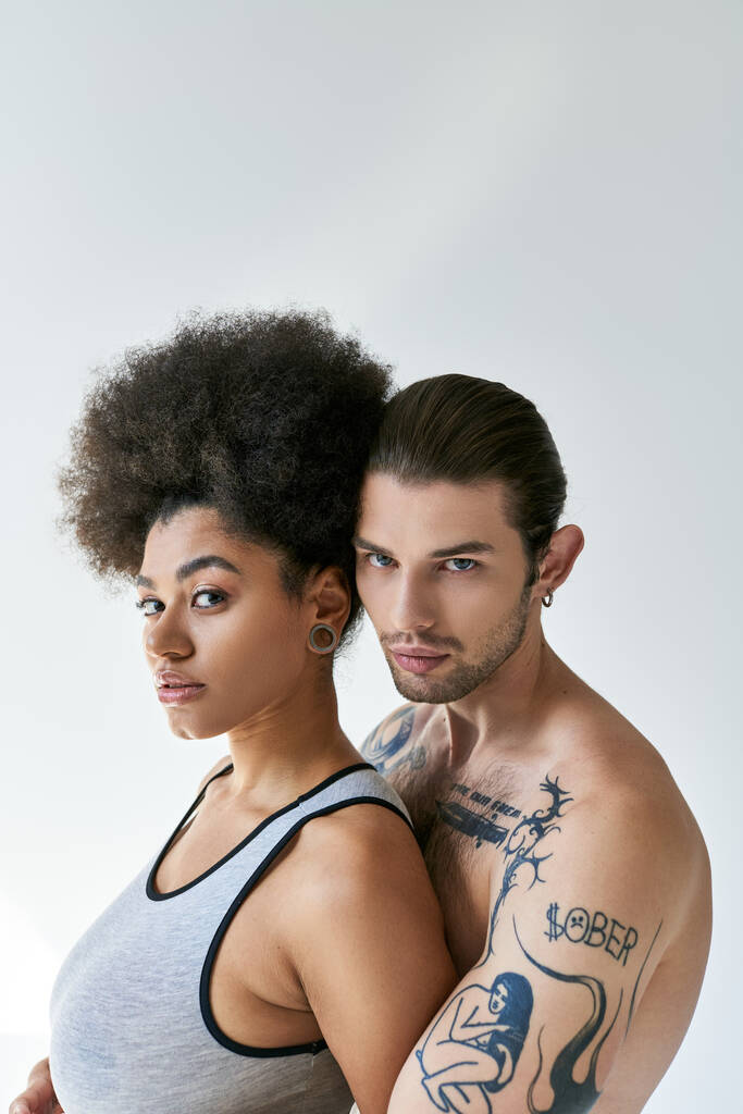 fiatal jóképű férfi átöleli gyönyörű afro-amerikai barátnője hátulról, szexi pár - Fotó, kép