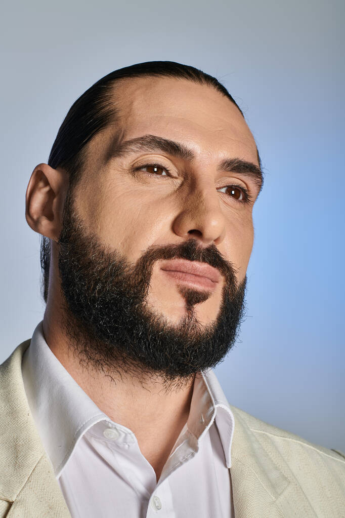 retrato de homem árabe bonito e barbudo em traje elegante branco no fundo cinza, confiante - Foto, Imagem