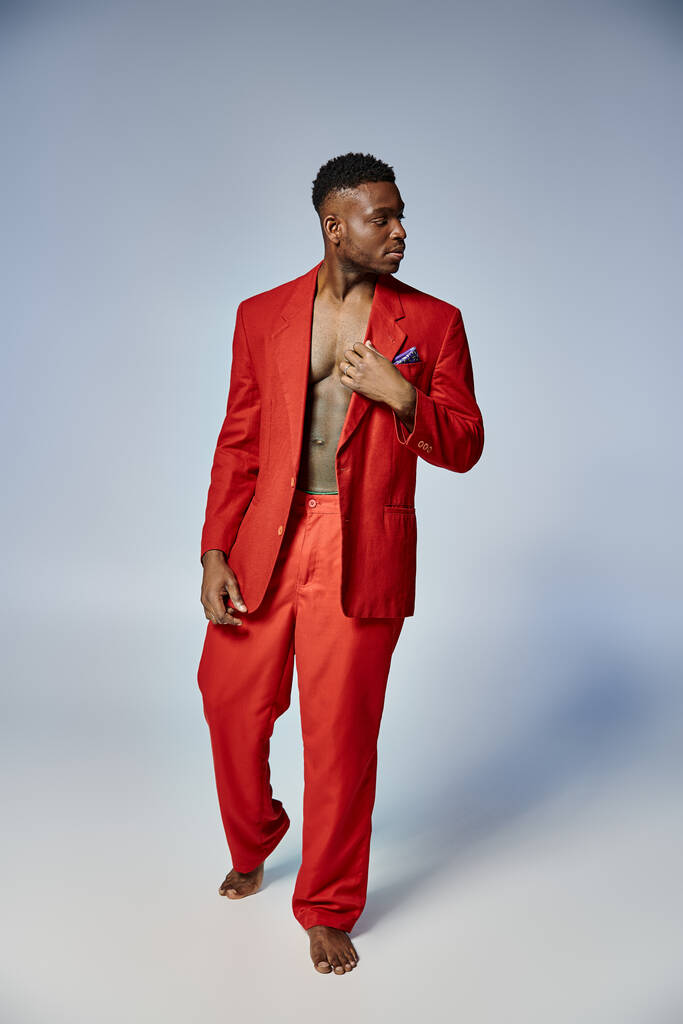 homem americano africano de boa aparência com estilo elegante posando em fundo cinza, conceito de moda - Foto, Imagem