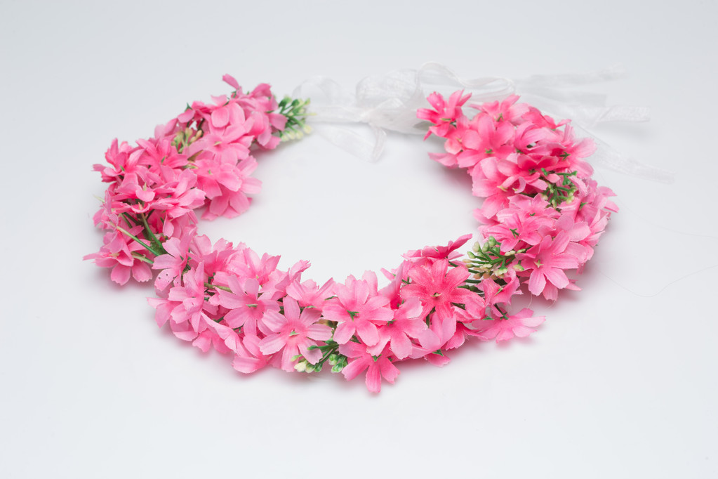 tiara de rosas artificiais em um fundo leve
 - Foto, Imagem