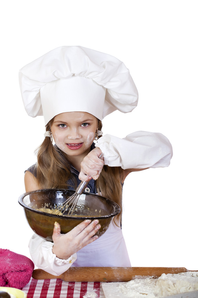 Маленька дівчинка готує яйця чіпсів у великій тарілці
 - Фото, зображення