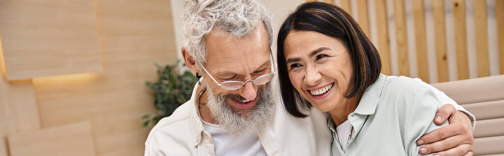 boldog szakállas férfi ölelés multiracionális feleség, miközben vásárol új ház az ingatlan iroda, banner - Fotó, kép