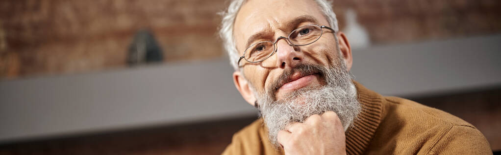 retrato de belo psicólogo de meia idade em óculos olhando para a câmera durante o trabalho, banner - Foto, Imagem