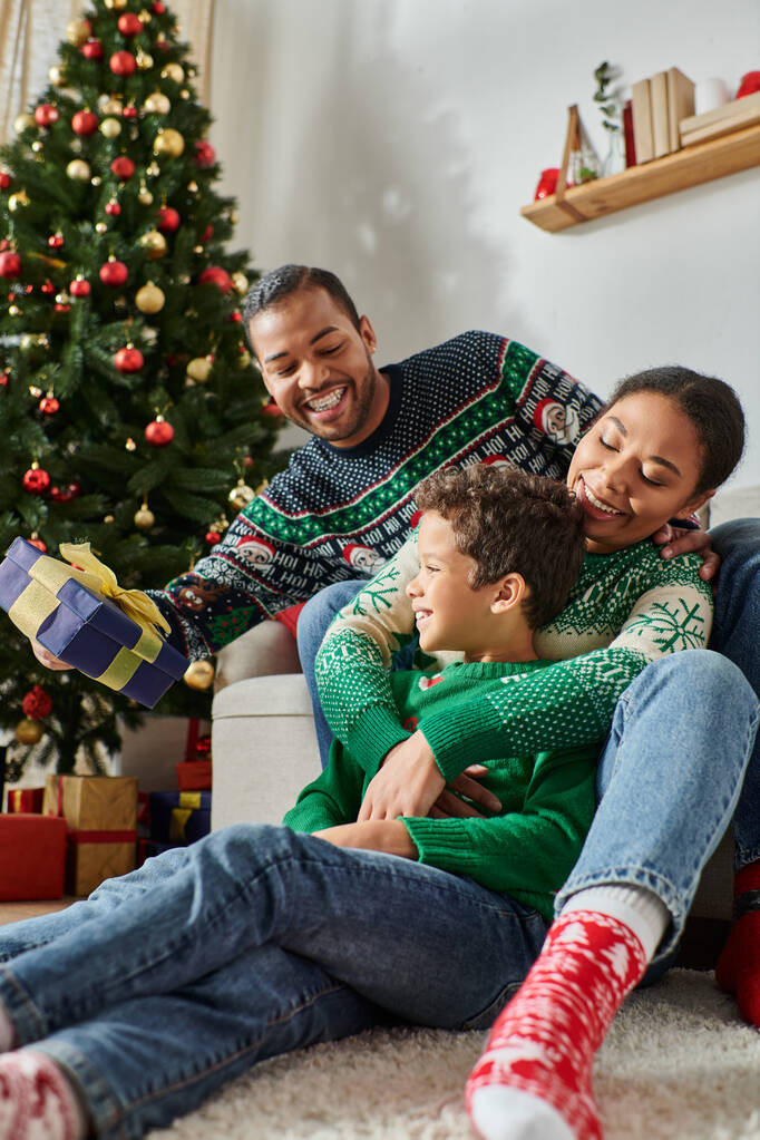 familia afroamericana feliz pasar tiempo juntos en la mañana de Navidad intercambiar regalos - Foto, Imagen