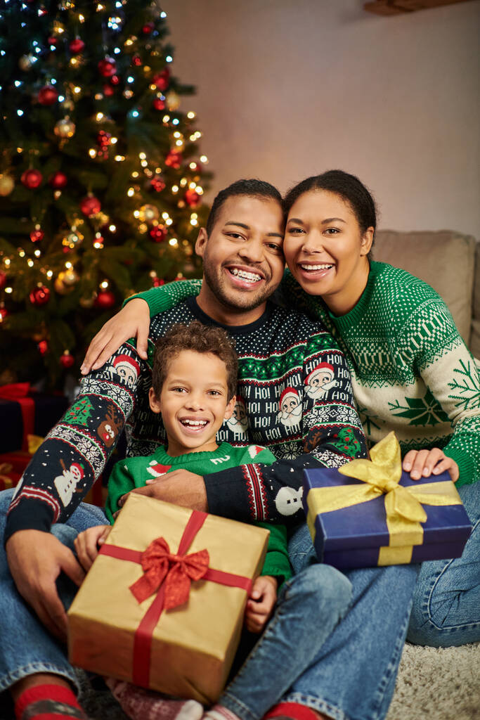 plan vertical de famille afro-américaine heureuse passer du temps ensemble et sourire heureux à la caméra - Photo, image