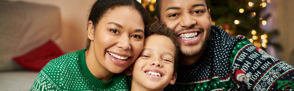 portret van gelukkig Afrikaans Amerikaans gezin knuffelen en glimlachen vrolijk op de camera, Kerstmis, banner - Foto, afbeelding