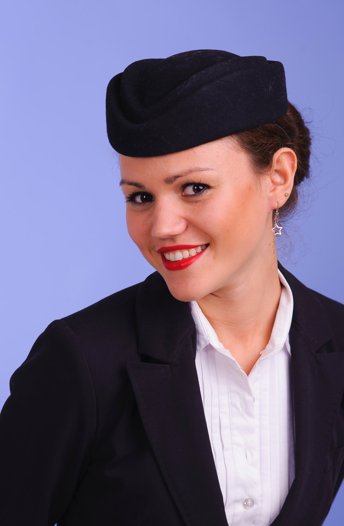 stewardess in zwarte kleding - Foto, afbeelding