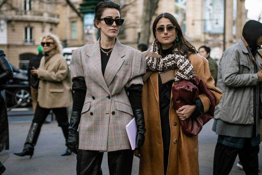 Sylvia y Julia Haghjoo visto fuera de MIU MIU espectáculo, durante la Semana de la Moda de París Ropa de mujer Otoño / Invierno 20-21. - Foto, Imagen