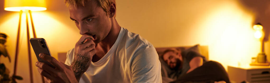 infiel gay hombre charlando en móvil teléfono cerca de amor pareja durmiendo en la noche en el dormitorio, pancarta - Foto, Imagen