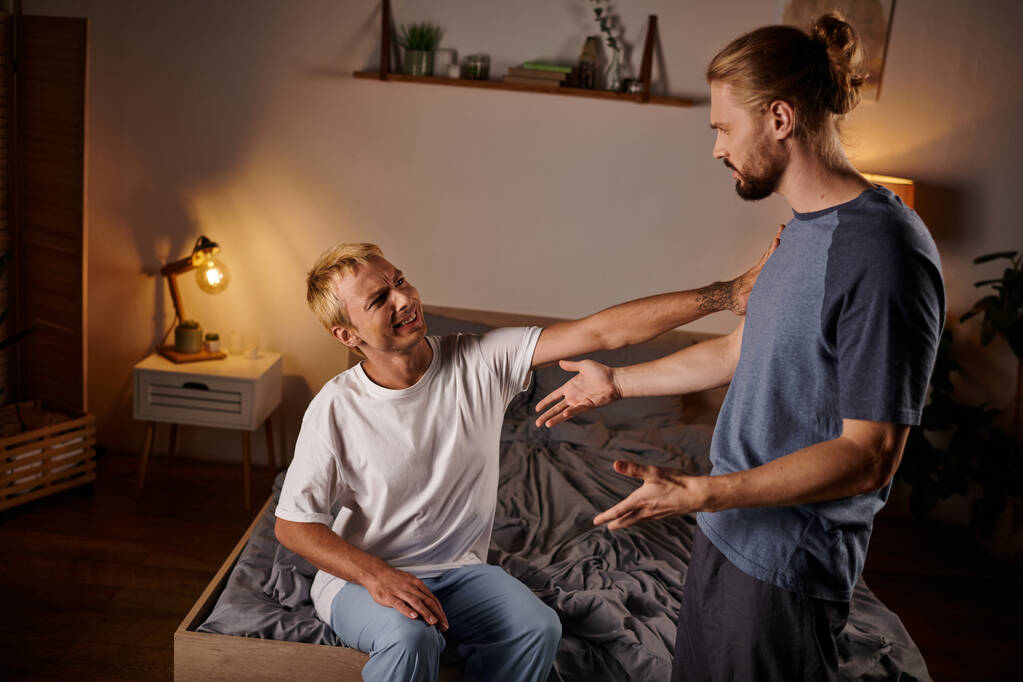 emotionaalinen homo ystäville riitelevät yöllä makuuhuoneessa, suhde vaikeuksia ja levoton rakkaus - Valokuva, kuva