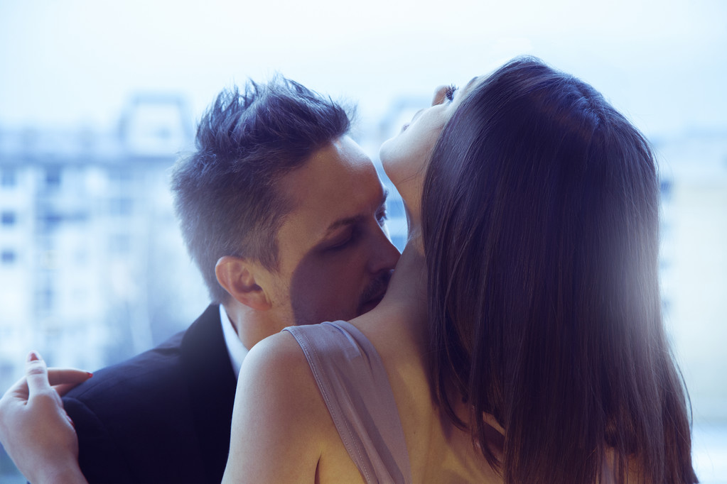 Atractiva pareja besándose
 - Foto, Imagen