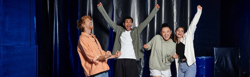grupo de quatro amigos multiculturais comemorando o sucesso em um desafio sala de fuga, alegrar banner - Foto, Imagem