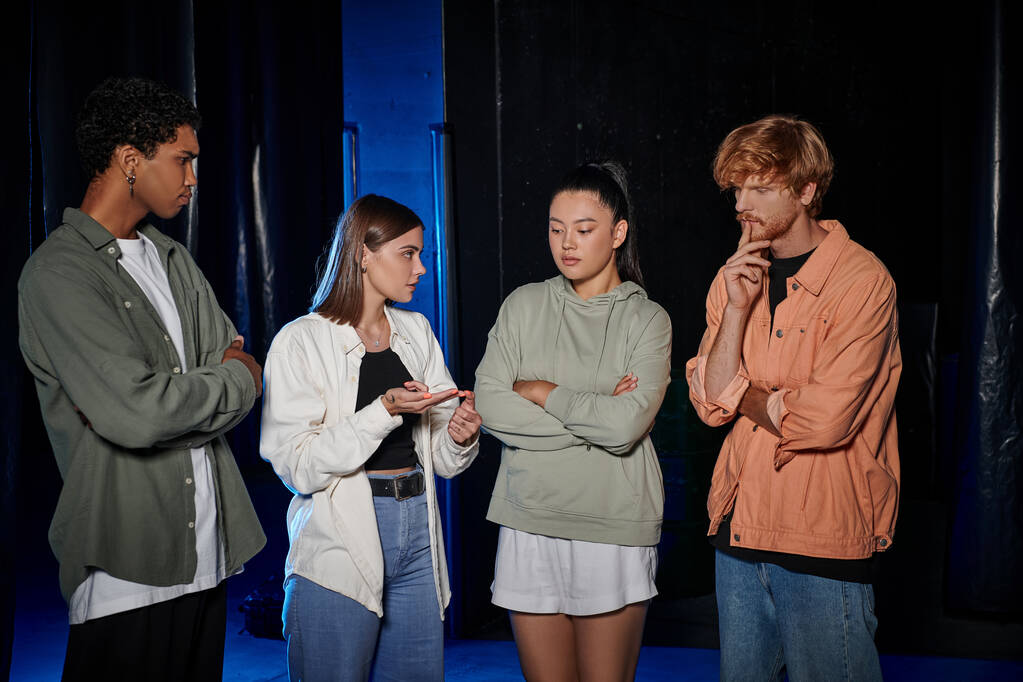 Dört genç çok kültürlü arkadaştan oluşan bir grup macera oyunu sırasında kaçış planını tartışıyor. Beyin fırtınası. - Fotoğraf, Görsel