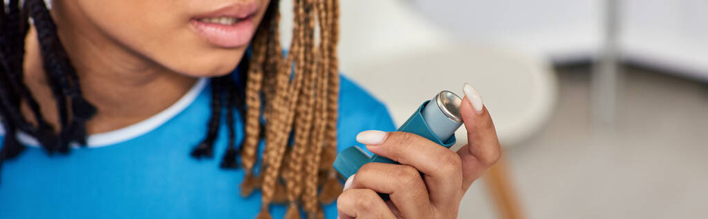 doente afro-americano usando seu inalador de asma na enfermaria hospitalar, cuidados de saúde, recortada, banner - Foto, Imagem