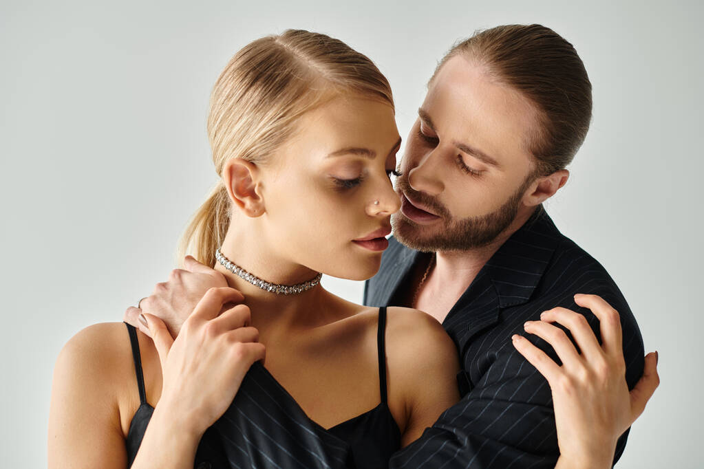 atrakcyjny młody mężczyzna z broda całuje i przytula z miłością jego blondynka piękna dziewczyna - Zdjęcie, obraz