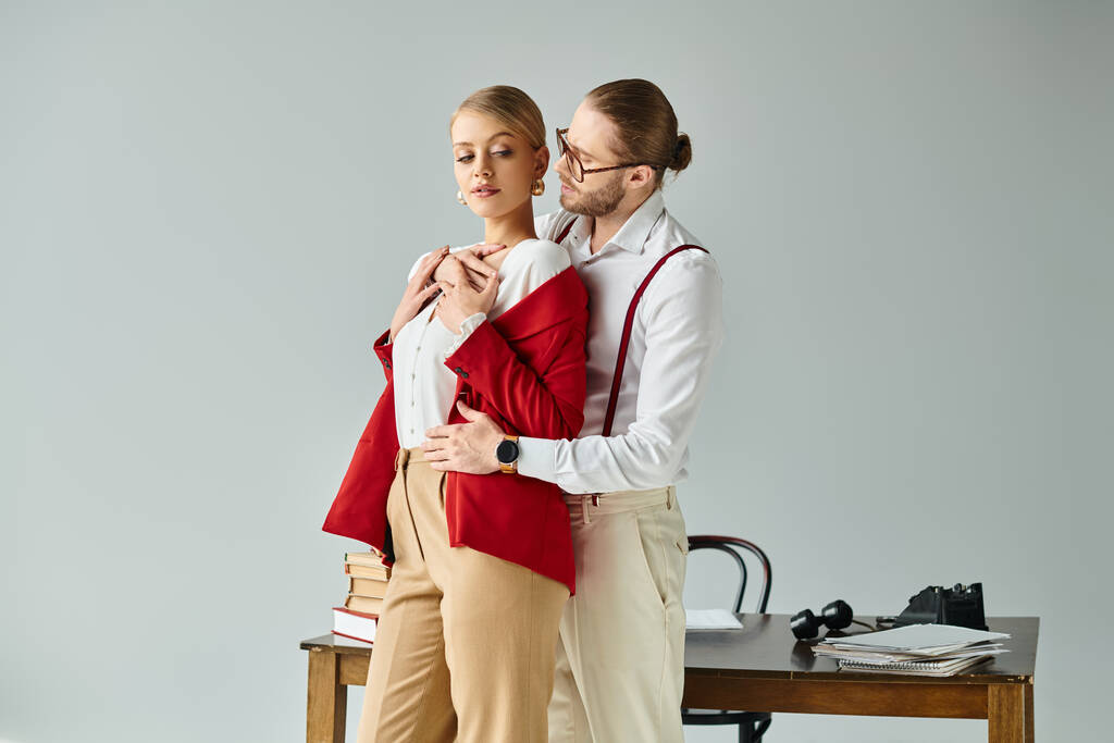 attraktive heiße Paar in eleganten Kleidern umarmen einander liebevoll im Büro, Arbeitsangelegenheit - Foto, Bild