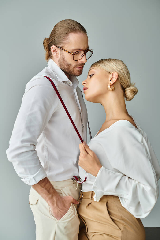 beau couple sexy avec des accessoires dans des vêtements chics embrasser amoureusement au bureau, affaire de travail - Photo, image