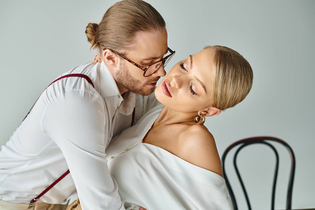 Красивый молодой человек с бородой целует свою очаровательную сексуальную секретаршу в офисе, на работе - Фото, изображение