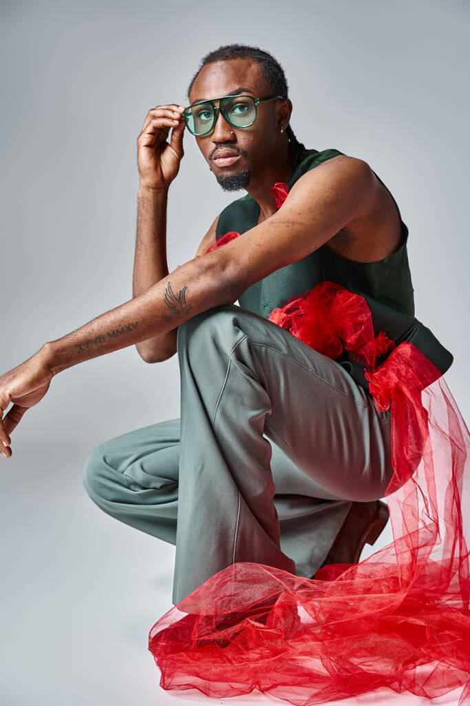 όμορφος Αφροαμερικάνος με στυλάτο ντύσιμο σε γκρι φόντο, fashion concept - Φωτογραφία, εικόνα