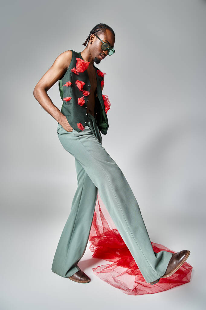 エレガントなアフリカ系アメリカ人男性モデル,赤いチュール生地が動き出し,遠ざかります - 写真・画像