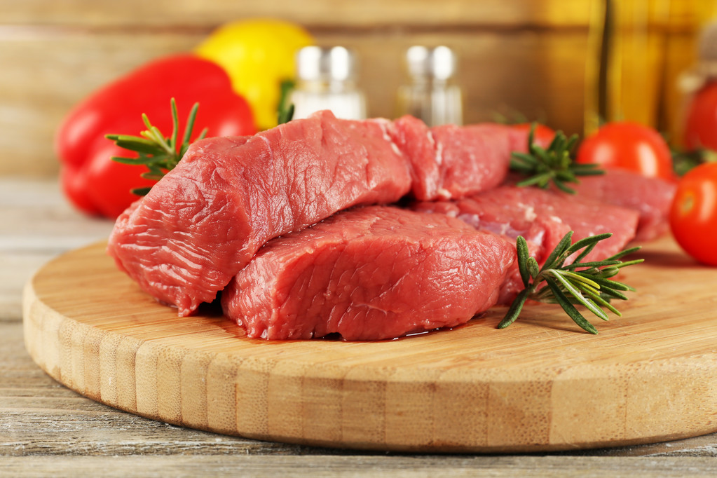 Steak de boeuf cru sur planche à découper avec légumes et épices sur fond en bois
 - Photo, image
