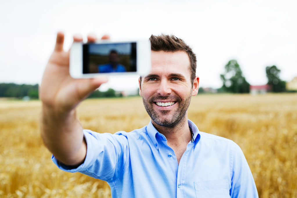Człowiek przy selfie w polu - Zdjęcie, obraz