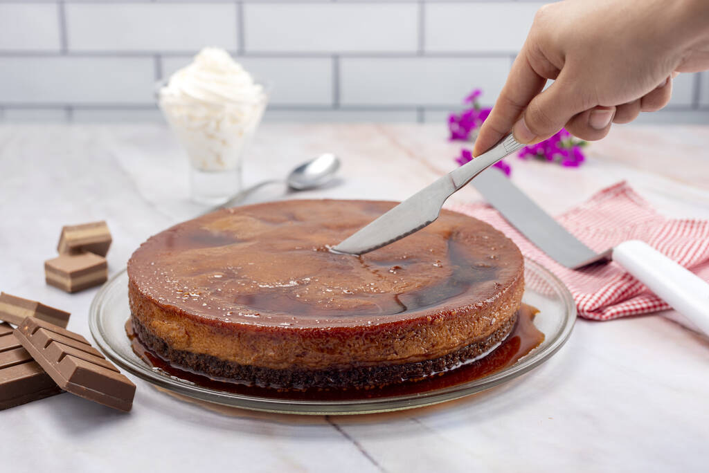 солодкий десерт чокофлан з шоколадним тортом та лече флан або перевернутий торт, прикрашений вершками з шоколадним баром - Фото, зображення