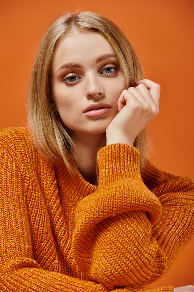 muotokuva nuori nainen värikäs neulotut villapaita vaaleat hiukset ja luonnollinen meikki oranssi - Valokuva, kuva