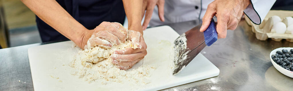 vue recadrée de la femme travaillant avec de la pâte avec cuisinier en chef l'aider, confiserie, bannière - Photo, image
