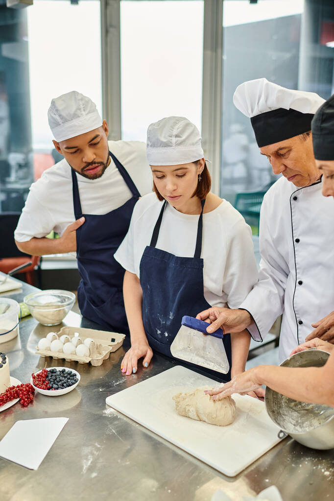 cozinheiro chefe maduro mostrando seus diversos chefs como trabalhar com massa corretamente, confeitaria - Foto, Imagem