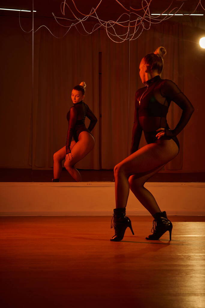 tanssija musta trikoo ja verkkosukat liikkuu lavalla, esittelee hänen koreografia - Valokuva, kuva