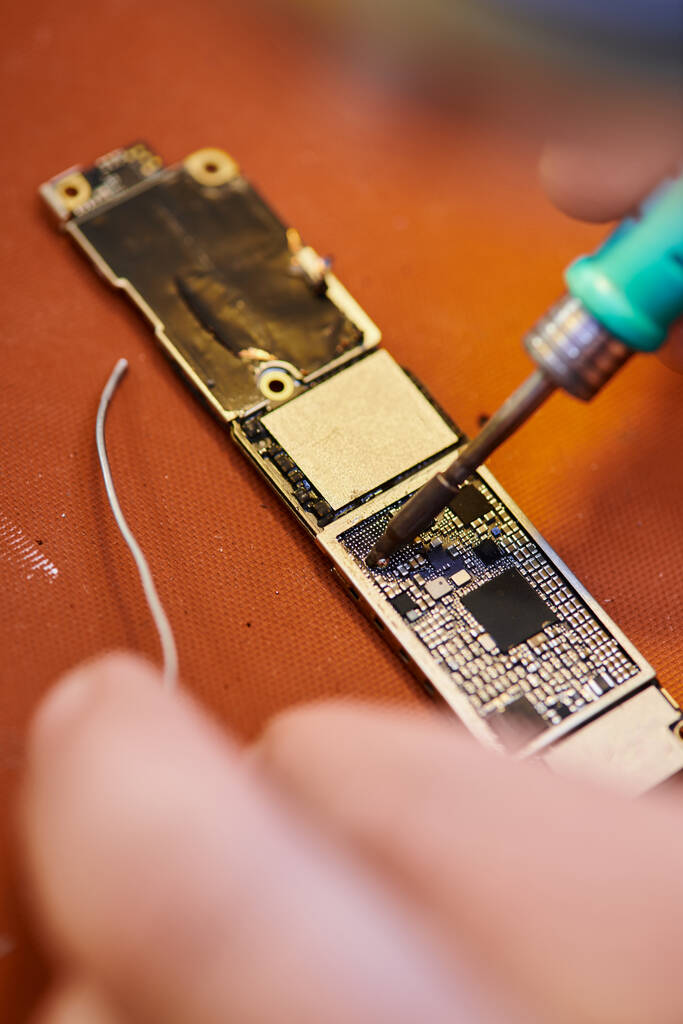 visão recortada do chipset de solda técnico do dispositivo eletrônico moderno na oficina privada - Foto, Imagem