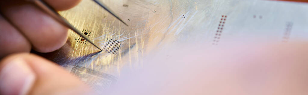 částečný pohled zkušeného technika s pinzetou v blízkosti elektronické čipové sady v dílně, banner - Fotografie, Obrázek
