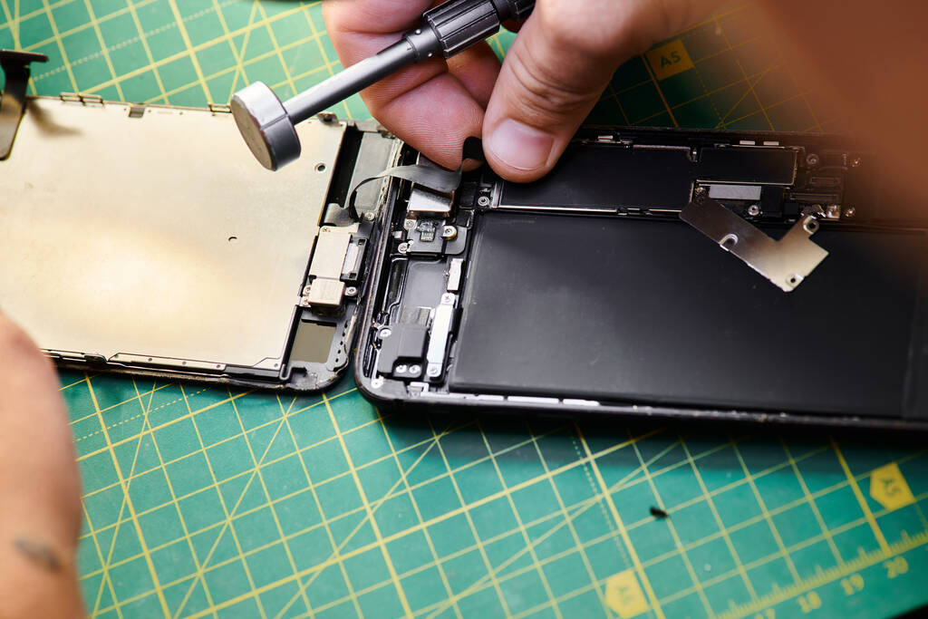 обрезанный вид ремонтника, собирающего мобильный телефон после ремонта в мастерской, малый бизнес - Фото, изображение