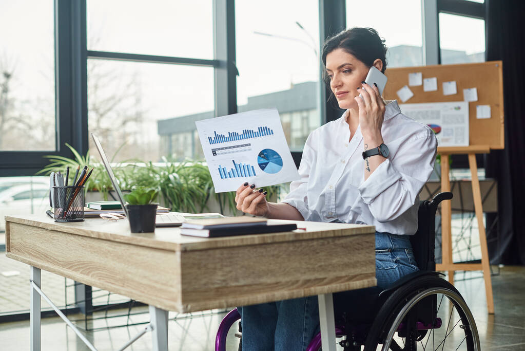 krásný dedikovaný zdravotně postižené podnikatelka v invalidním vozíku diskutovat její grafiku pomocí smartphonu - Fotografie, Obrázek