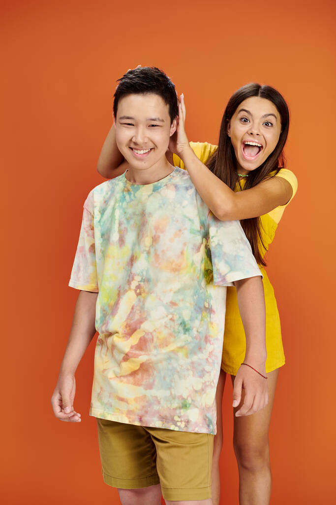 veselý dospívající rozmanitý chlapec a dívka v ležérní oblečení baví a usmívá se na kameru, přátelství - Fotografie, Obrázek