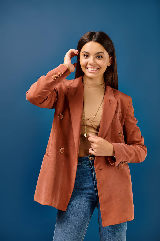 alegre elegante adolescente en moda marrón chaqueta posando y sonriendo felizmente a la cámara - Foto, Imagen