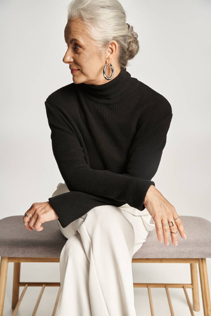 retrato de negocios, mujer de negocios de mediana edad feliz en traje casual inteligente sentado en el banco interior - Foto, Imagen