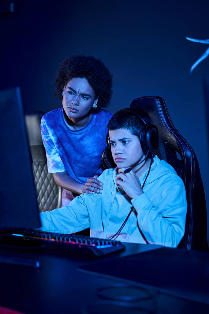 mulheres inter-raciais confusas focadas em uma sessão de jogos cibernéticos, amigos do sexo feminino da idade do zoomer - Foto, Imagem