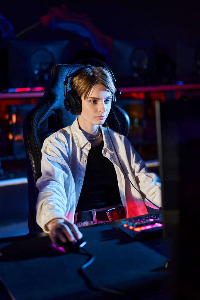 jugador femenino en los auriculares mirando el monitor de la computadora mientras que piensa en la estrategia del juego, cybersport - Foto, Imagen