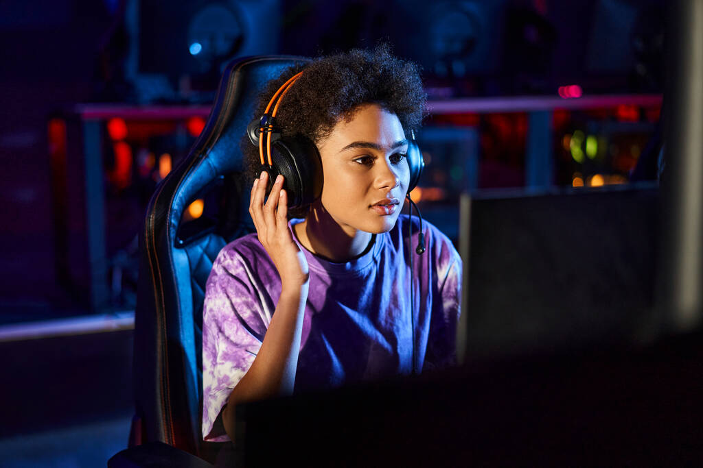 africano americano gamer en auriculares mirando monitor mientras que piensa en estrategia de juego, cybersport - Foto, Imagen