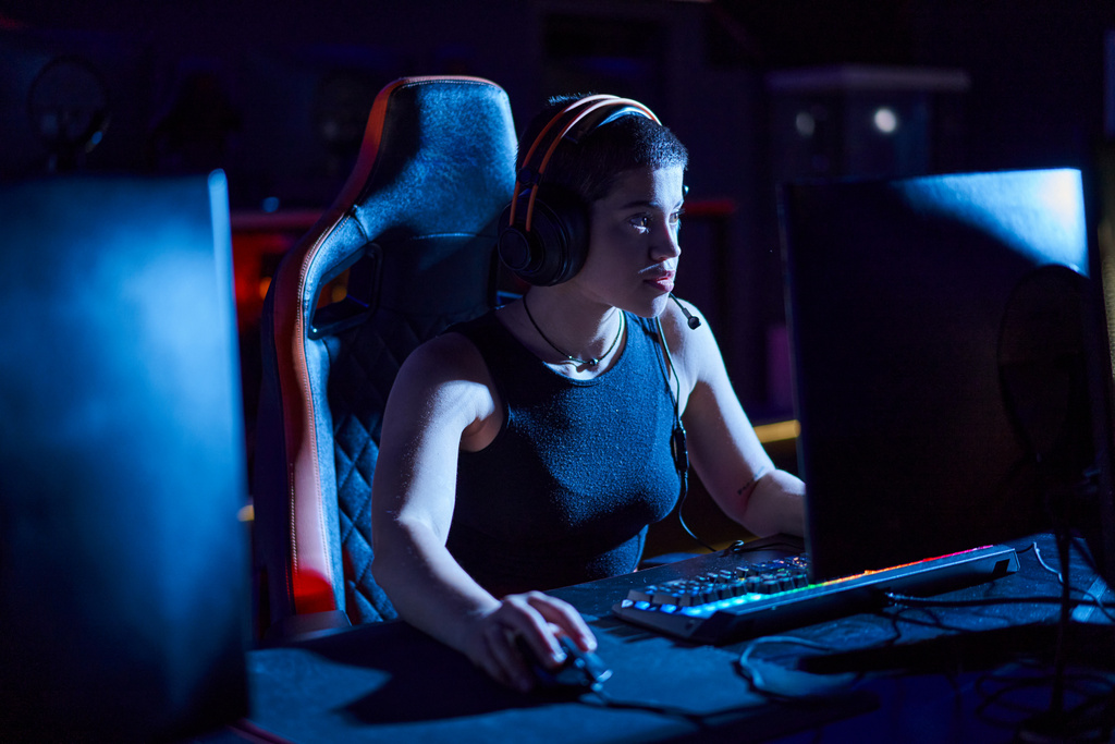 gamer enfocado en los auriculares mirando el monitor de la computadora mientras que piensa en la estrategia del juego, cybersport - Foto, imagen