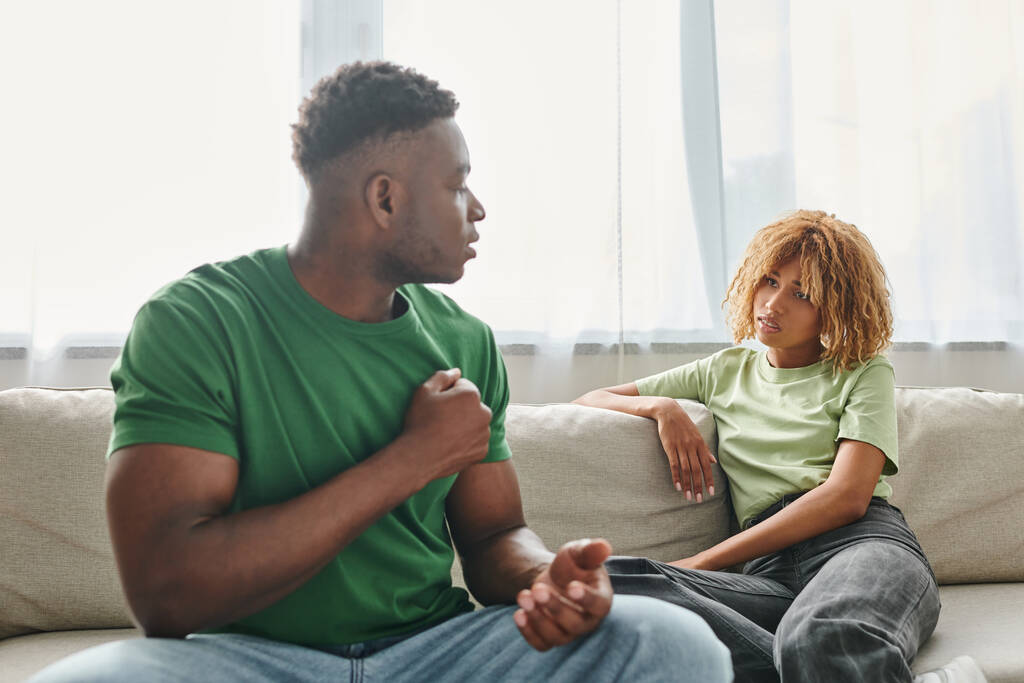 komoly beszélgetés egy afro-amerikai pár között, félreértés és nézeteltérés - Fotó, kép