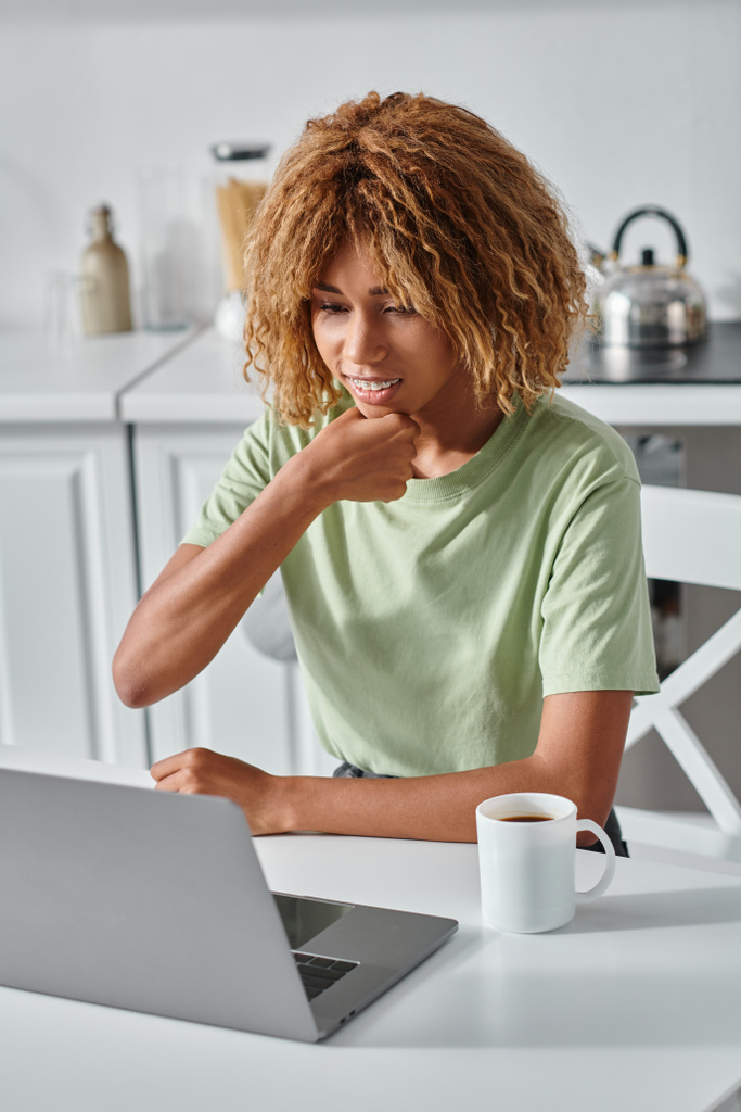 Neşeli Afro-Amerikalı kadın dizüstü bilgisayar ve bağlantı kurarken işaret dili kullanıyor. - Fotoğraf, Görsel