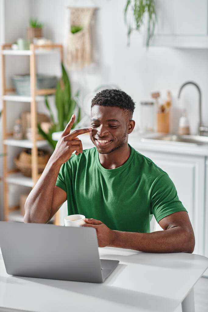 Afrikaans amerikaanse man communiceren met zucht taal tijdens online vergadering op laptop, virtuele chat - Foto, afbeelding