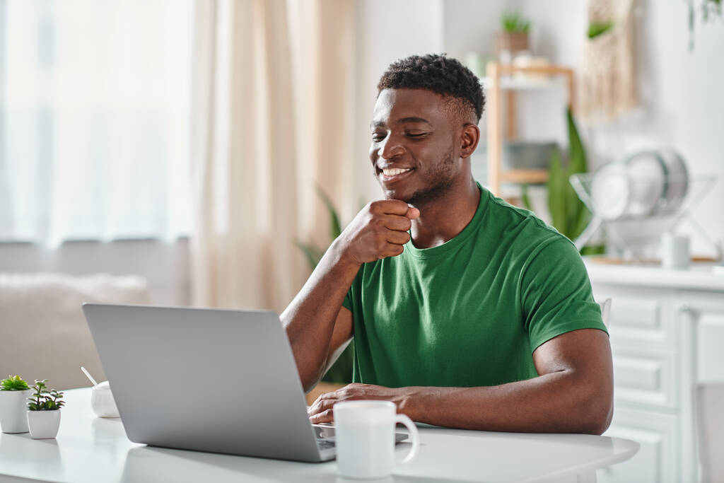 陽気な聴覚障害者 アフリカ系アメリカ人男性 ラップトップ上のオンライン会議中にシグナル言語でコミュニケーション - 写真・画像
